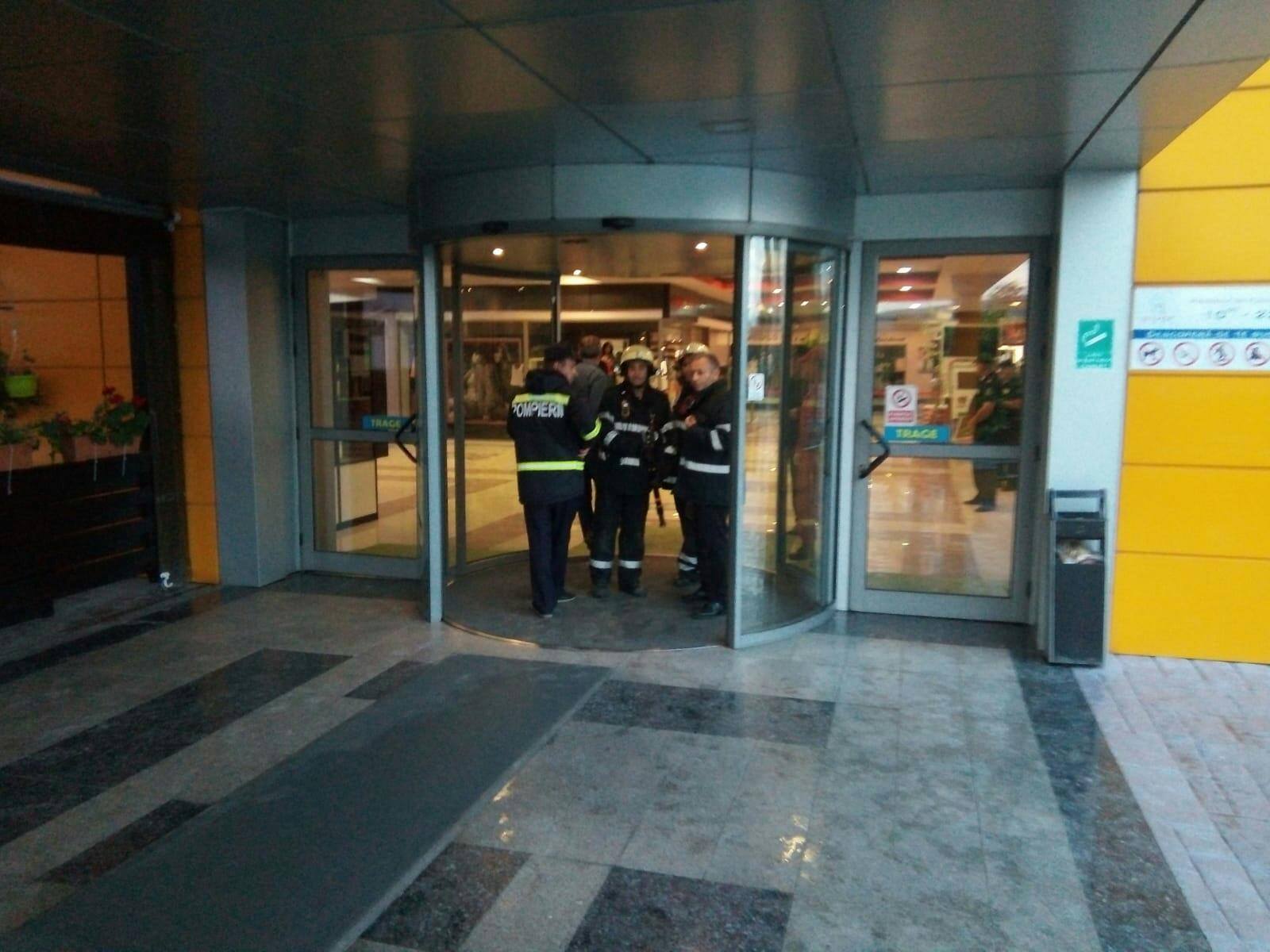 Tavan prăbușit într-un centru comercial din Vaslui. Trei persoane, printre care un copil de un an, rănite