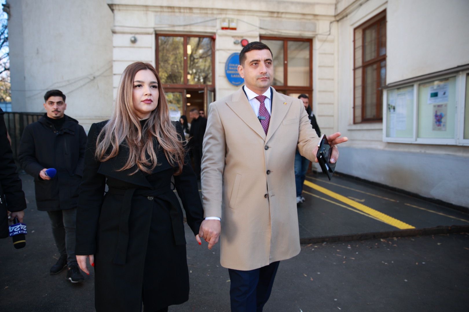 Soția lui George Simion, în negru din cap până în picioare în ziua alegerilor prezidențiale. Gestul făcut de Ilinca Simion în secția de vot