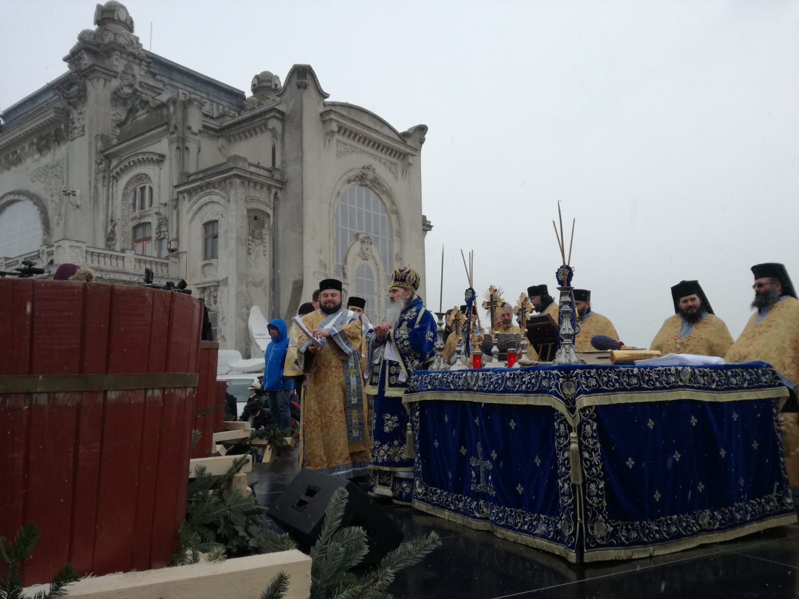 FOTO/ Deși mai puțini ca în anii trecuți, constănțenii tot s-au înghesuit ca să ia agheasmă. IPS Teodosie a aruncat spre cer trei porumbei