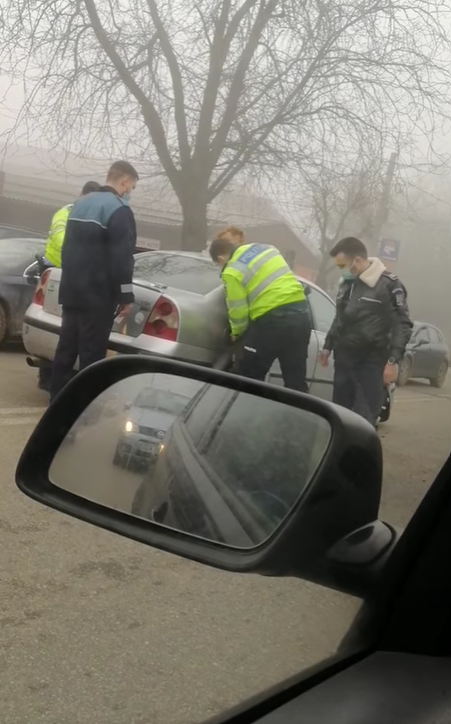 Șofer din Craiova, încătușat în plină stradă, după ce a fugit de poliție. Tânărul care a lovit două mașini nu avea permis de conducere
