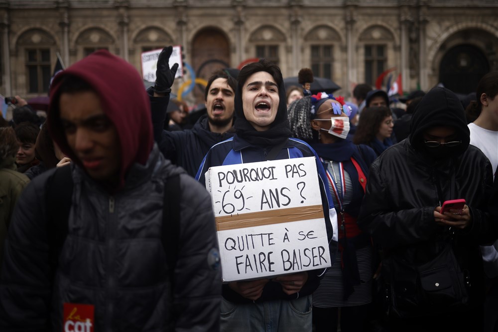Macron a promulgat rapid legea care crește vârsta de pensionare, în ciuda protestelor, după ce a primit undă verde de la Consiliul constituţional