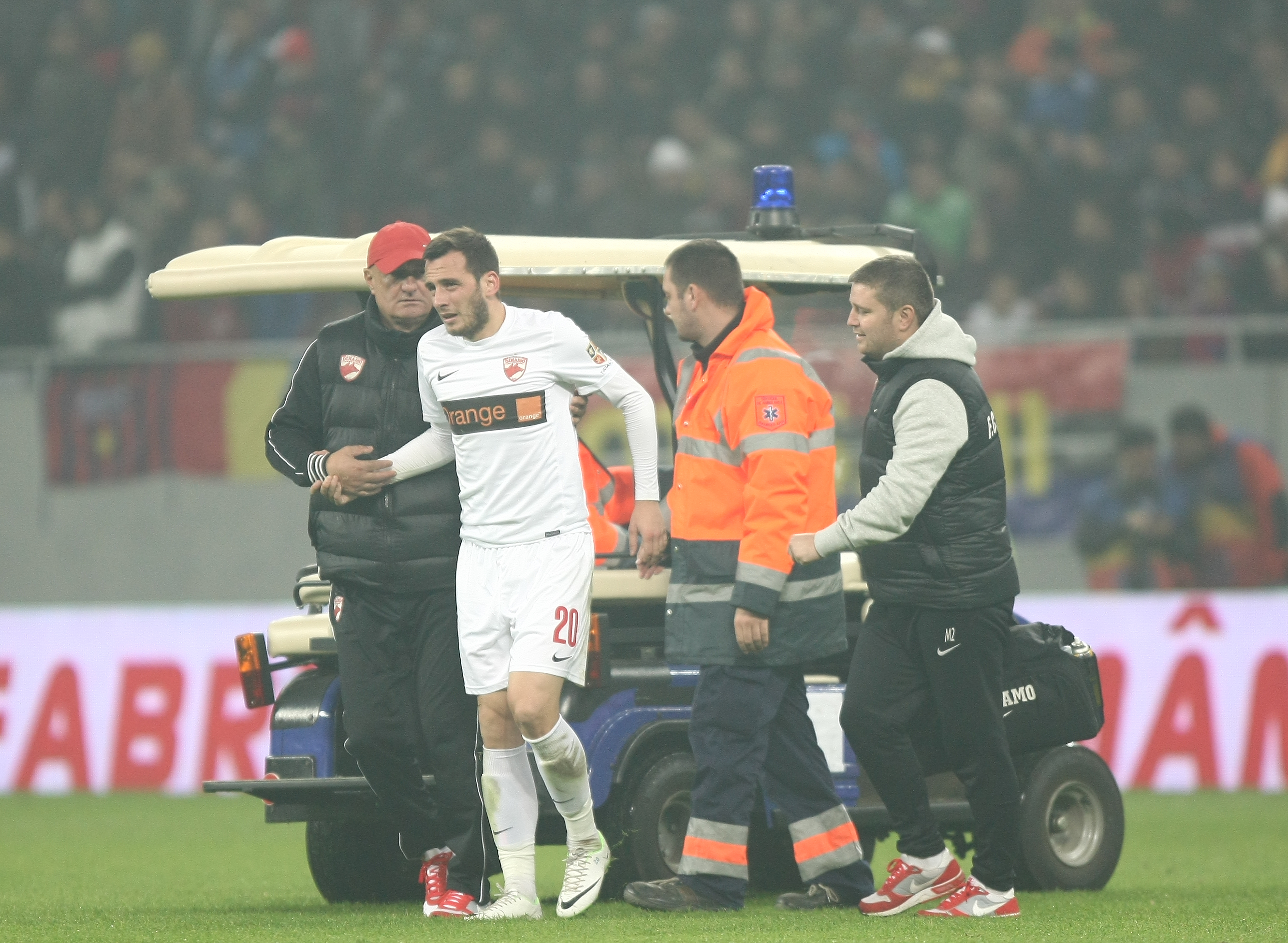 GALERIE FOTO&VIDEO/ DERBY-UL ROMÂNIEI, STEAUA - DINAMO 3-0. ^ Echipa din Ghencea i-a speriat pe ”câini” de Halloween! Szukala, Papp și Keșeru au înscris pentru roș-albaștri. Arlauskis și Bărboianu, loviți de petardele aruncate de suporteri. Băiatul lui Florentin Petre a debutat la Dinamo