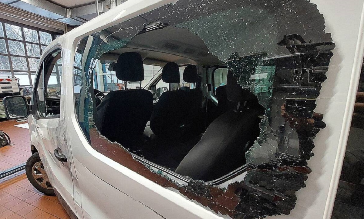 O polițistă și un polițist au tras cu pușca de asalt și pistolul în mașina condusă de un român, în Austria. Doi oameni din vehicul, loviți de gloanțe