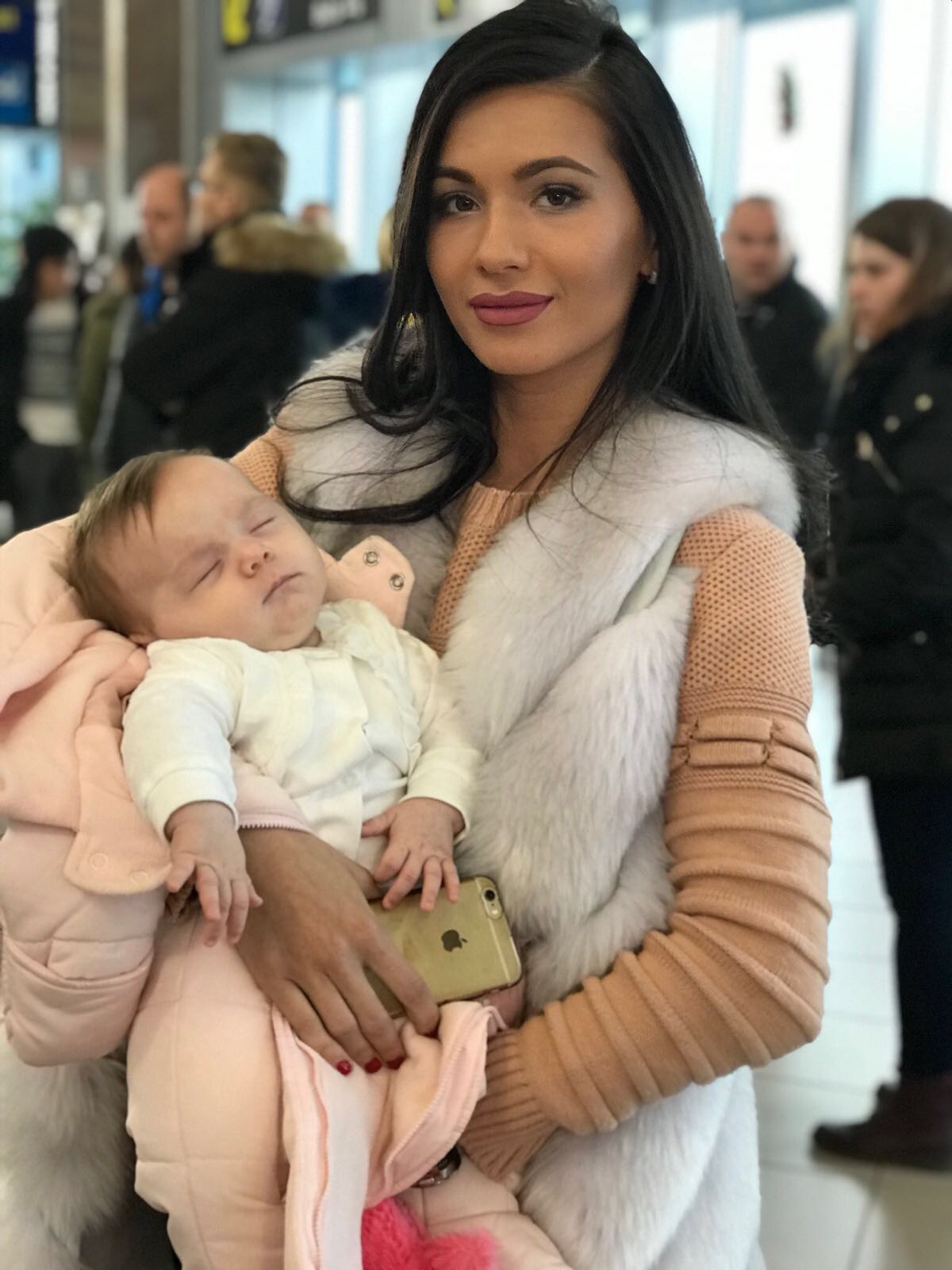 Cum au fost întâmpinați Liviu Vârciu și Andrei Ștefănescu la aeroport, la sosirea din Asia. Au avut parte de surprize din partea partenerelor lor | FOTO
