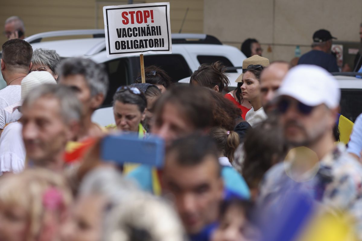 Mai mulți jurnaliști, loviți la protestul AUR anti-vaccin. Organizatorii au instigat oamenii să forțeze intrarea în Ministerul Sănătății, acuză Jandarmeria
