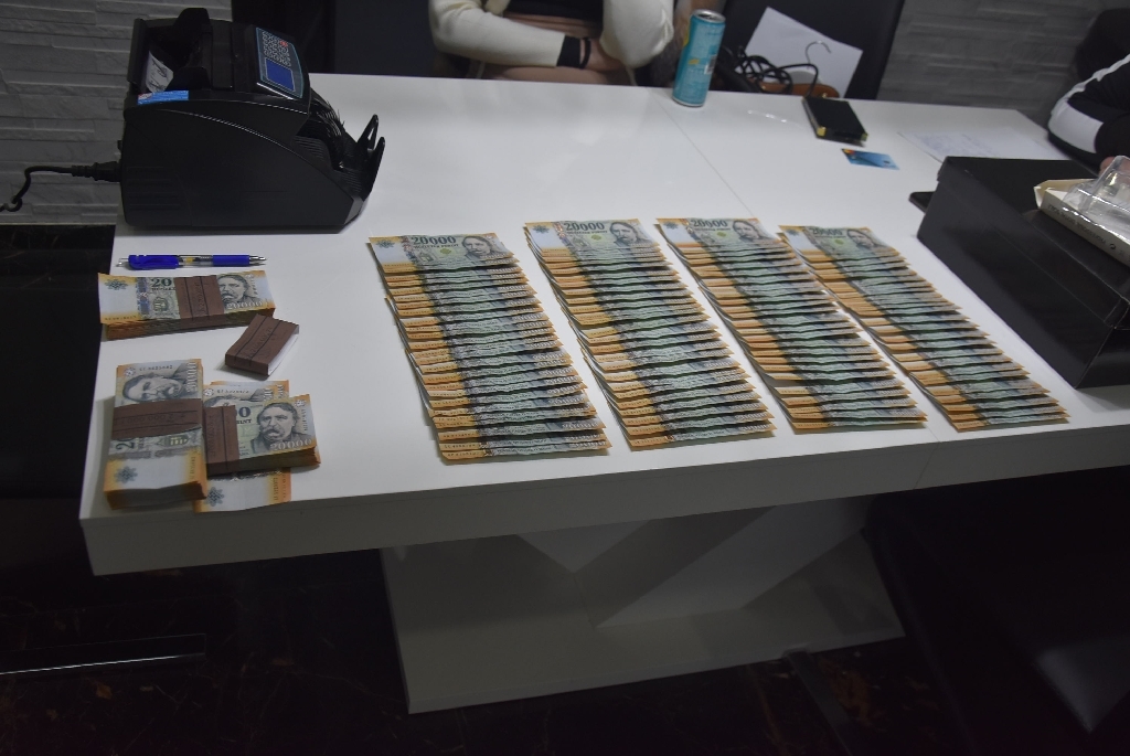 Kőgazdag munkanélküliekre csapott le a TEK Gyöngyösön: ebből tartotta fenn luxuséletét a család - videó, fotók