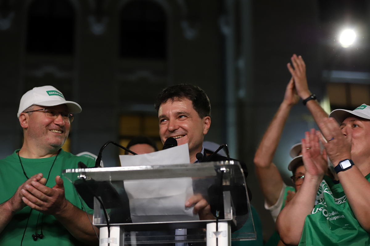 REPORTAJ Noaptea prin București când Nicușor a devenit Nicu. Alături de edilul Capitalei, în mijlocul voluntarilor și al bucureștenilor ieșiți pe răcoare la plimbare