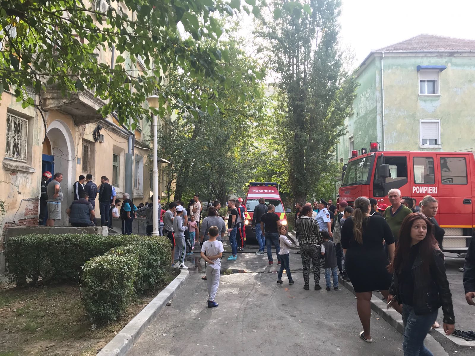 FOTO | 28 de persoane evacuate dintr-un cămin de nefamilişti din Craiova, în urma unui incendiu