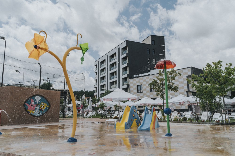 Descoperă Băile Felix și Oradea: două bijuterii ale turismului din vestul României, aproape una de alta. Se îmbină relaxarea termală cu eleganța urbană