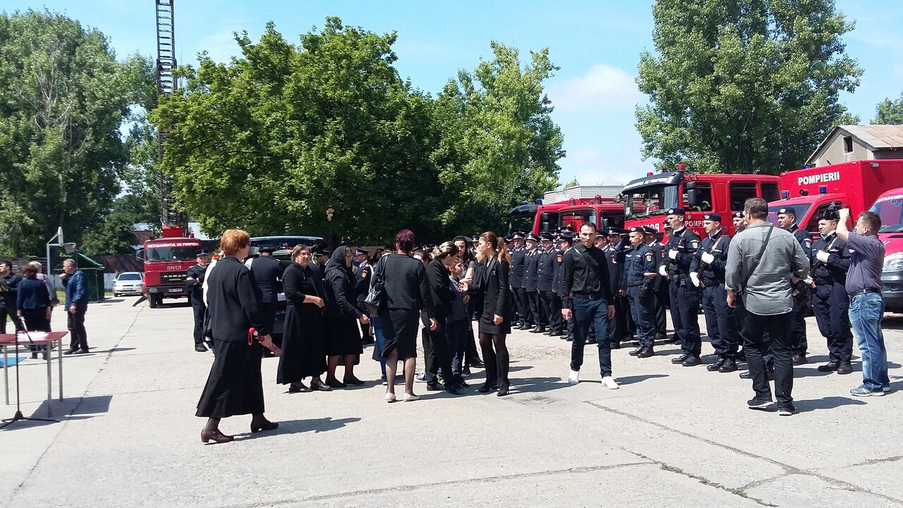 Ceremonie impresionantă pentru pompierul care a salvat trei vieți după ce a murit | GALERIE FOTO