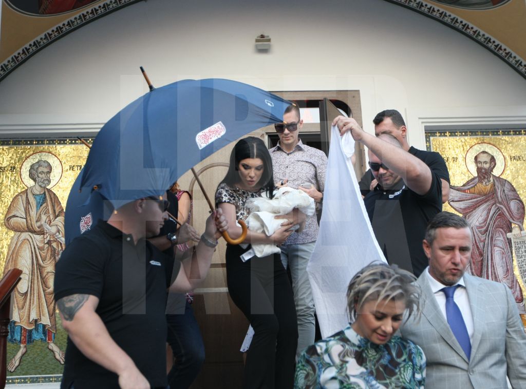 FOTO EXCLUSIV/ Andreea Tonciu, botez cu emoții crunte! Nașii Reghe și Prodanca s-au rătăcit înainte de slujbă