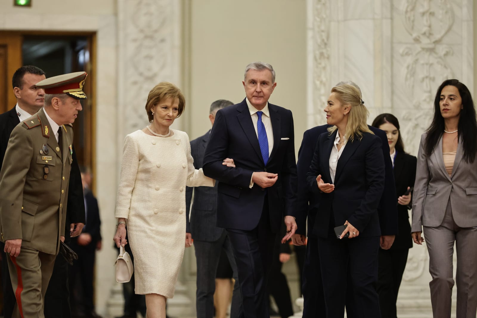 Nicușor Dan arată încă din prima zi că va fi președinte-jucător. Detalii surprinse la ceremonia de învestire: de la buna-dispoziție a lui Băsescu la încolonarea clasei politice | Reportaj