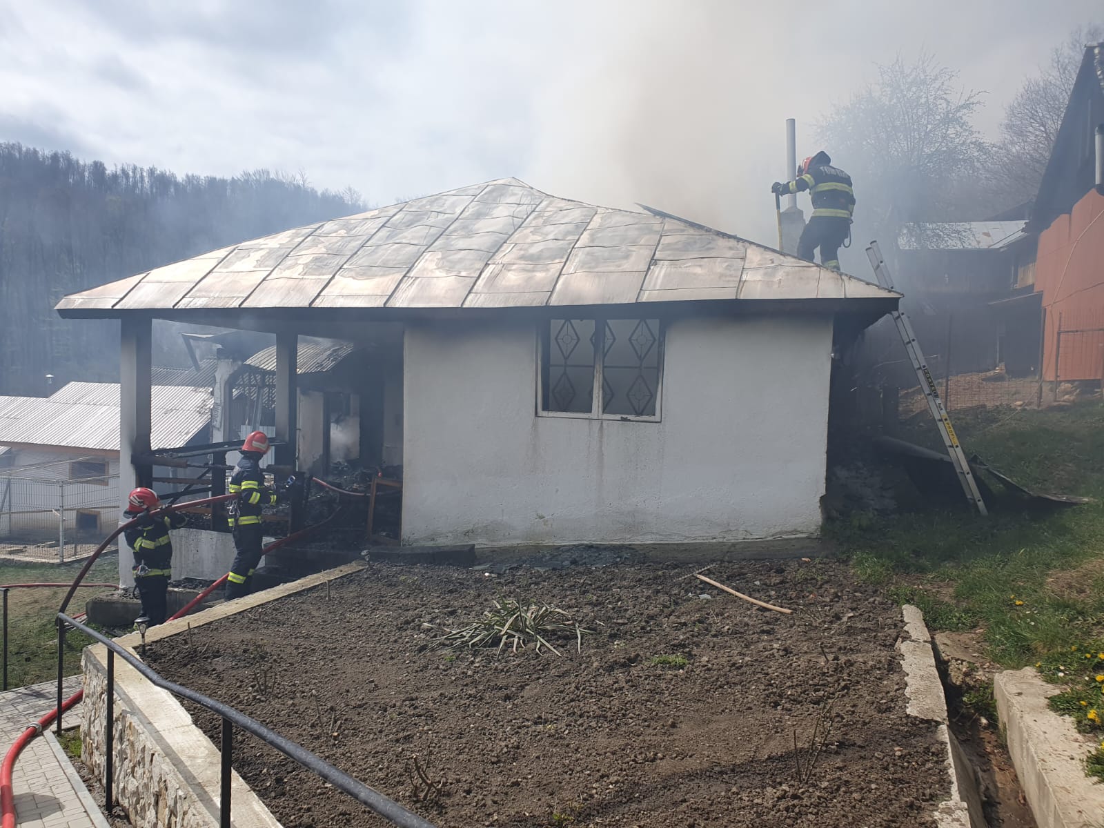 Incendiu la Mănăstirea Tarnița din județul Vrancea. Pompierii au intervenit cu două echipaje