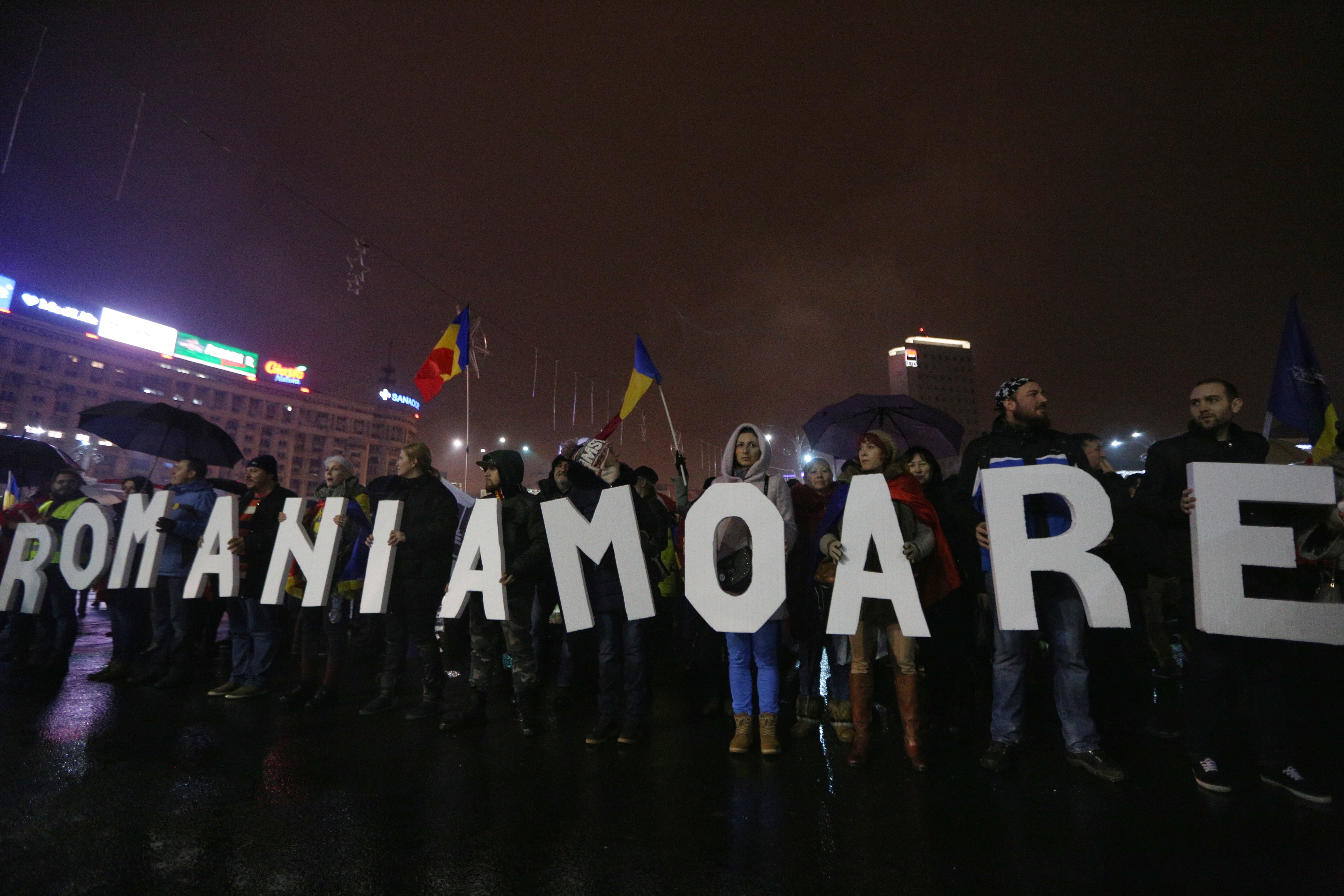 UPDATE. Protest în Piața Victoriei, de 1 Decembrie. Peste 2.000 de oameni s-au adunat la Guvern - VIDEO
