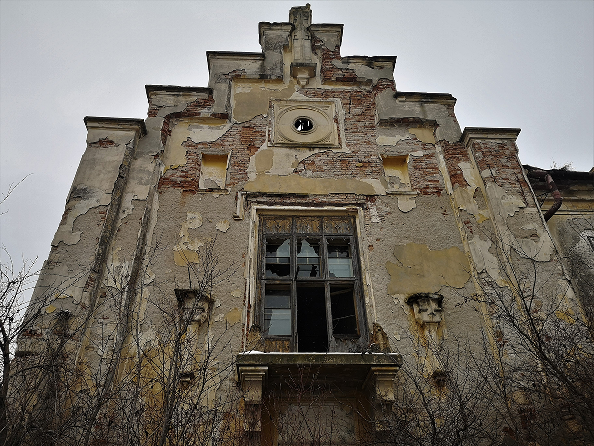 REPORTAJ. Un castel vechi de secole, din Ardeal, lăsat în voia sorții de beneficiarii retrocedării și de autorități: „Nu sunt fantome aici, doar sărăcie!”