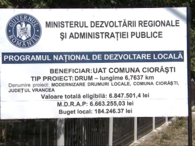 REPORTAJ/ Un primar din Vrancea a tăiat banii de serbări câmpenești ca să asfalteze ulițele. “Petrecerile se duc, dar asfaltul rămâne”