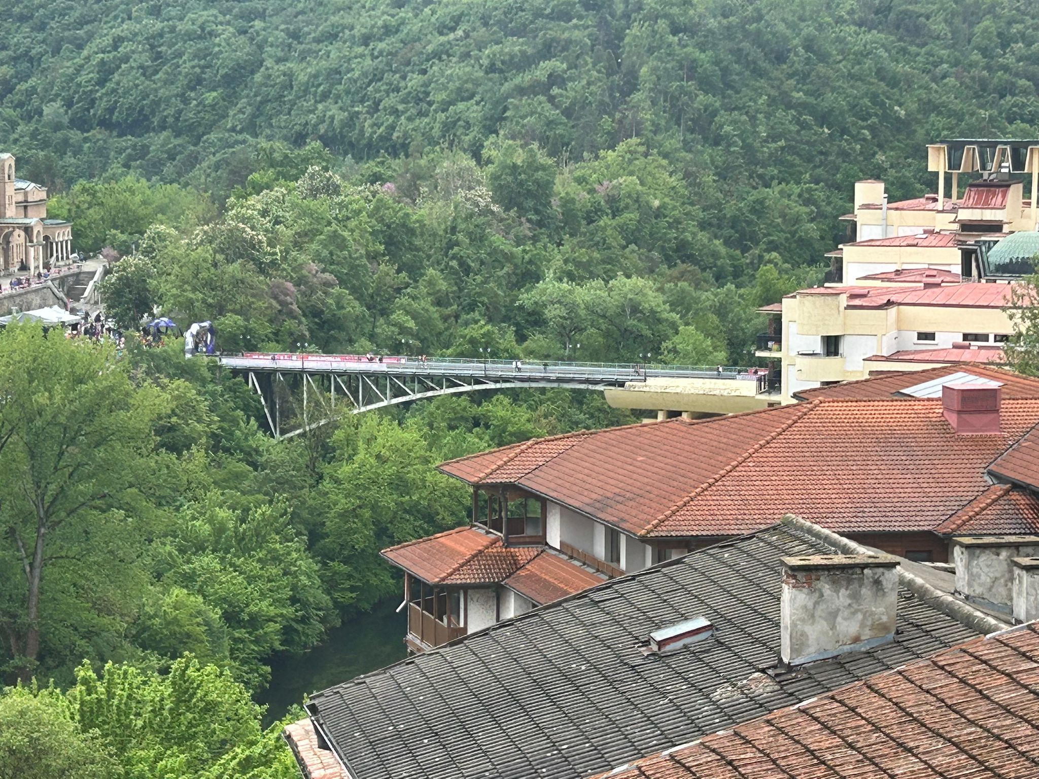 Sute de români au venit să-l vadă pe Jonas Vingegaard la Veliko Tarnovo. Cine a câștigat etapa a doua din Bulgaria, după căzătura masivă din final