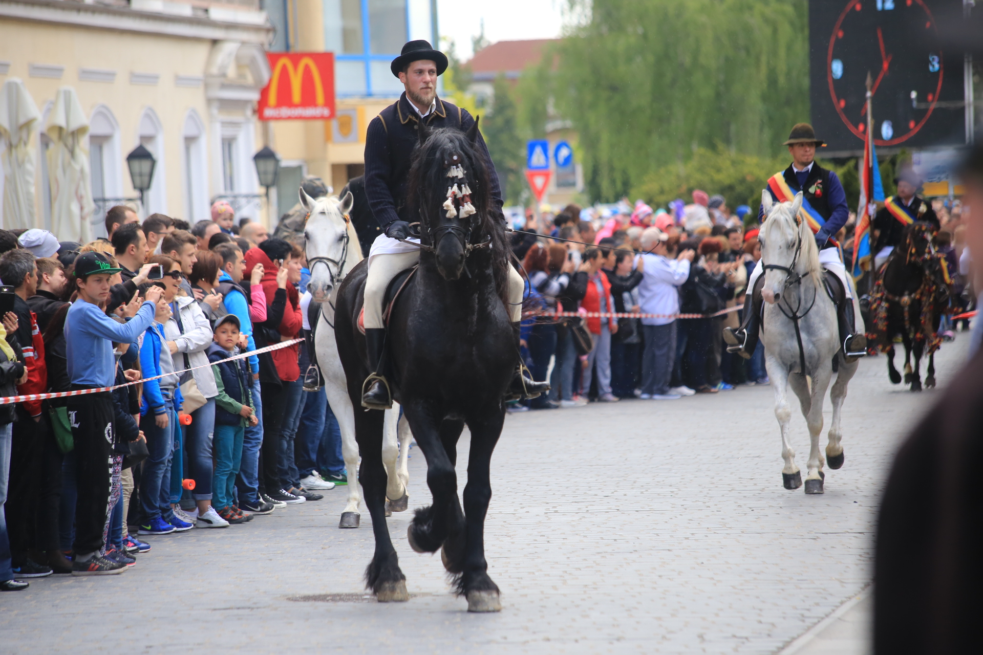 Mii de oameni au asistat la Parada Junilor la Brașov | GALERIE FOTO