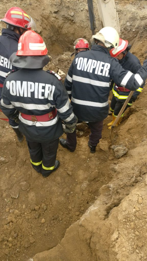 Muncitor mort pe șantier în județul Tulcea. Un mal de pământ s-a prăbușit peste el