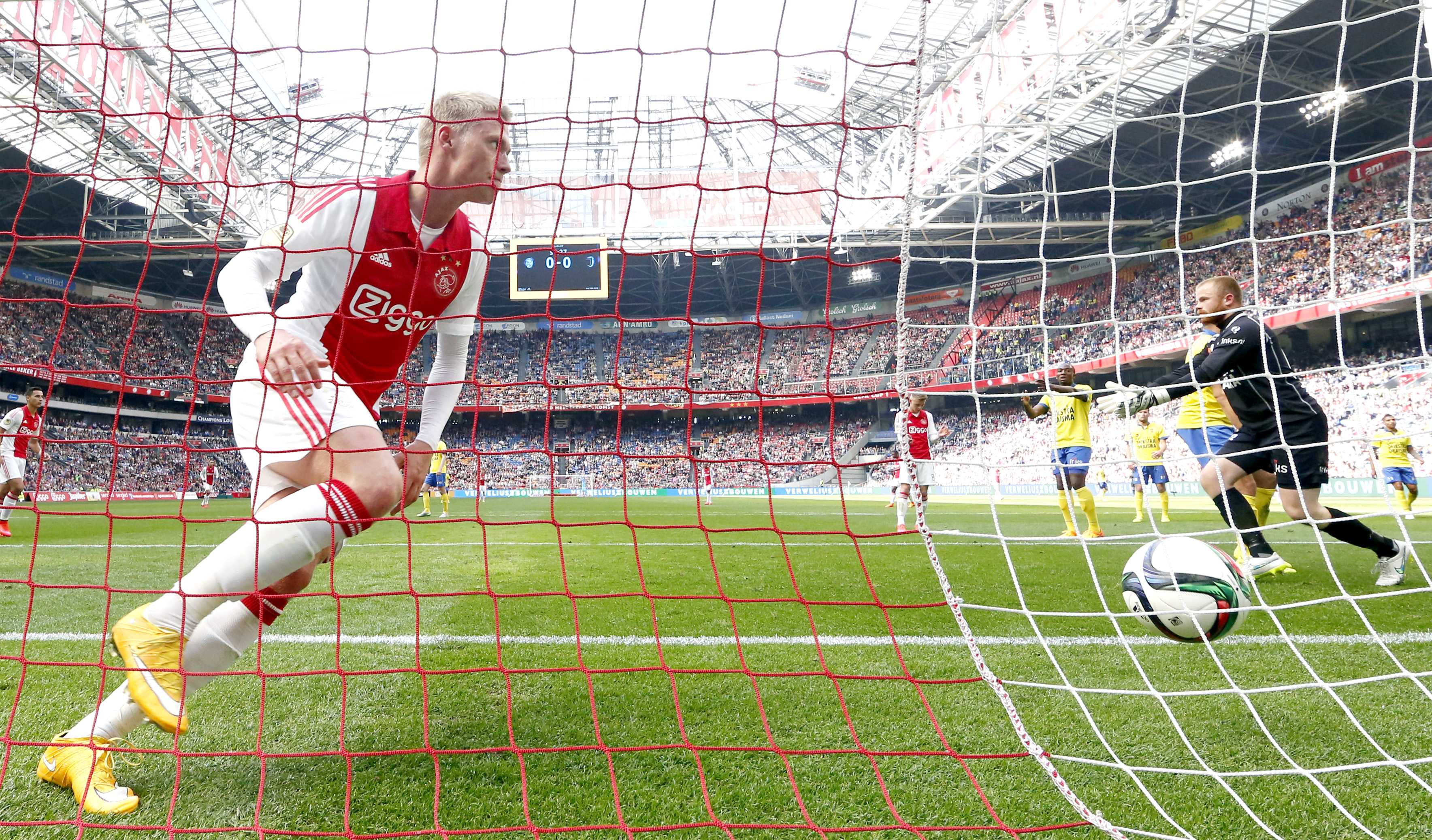Băiețeii mamei! Jucătorii de la Ajax au sărbătorit ”Ziua mamei”!