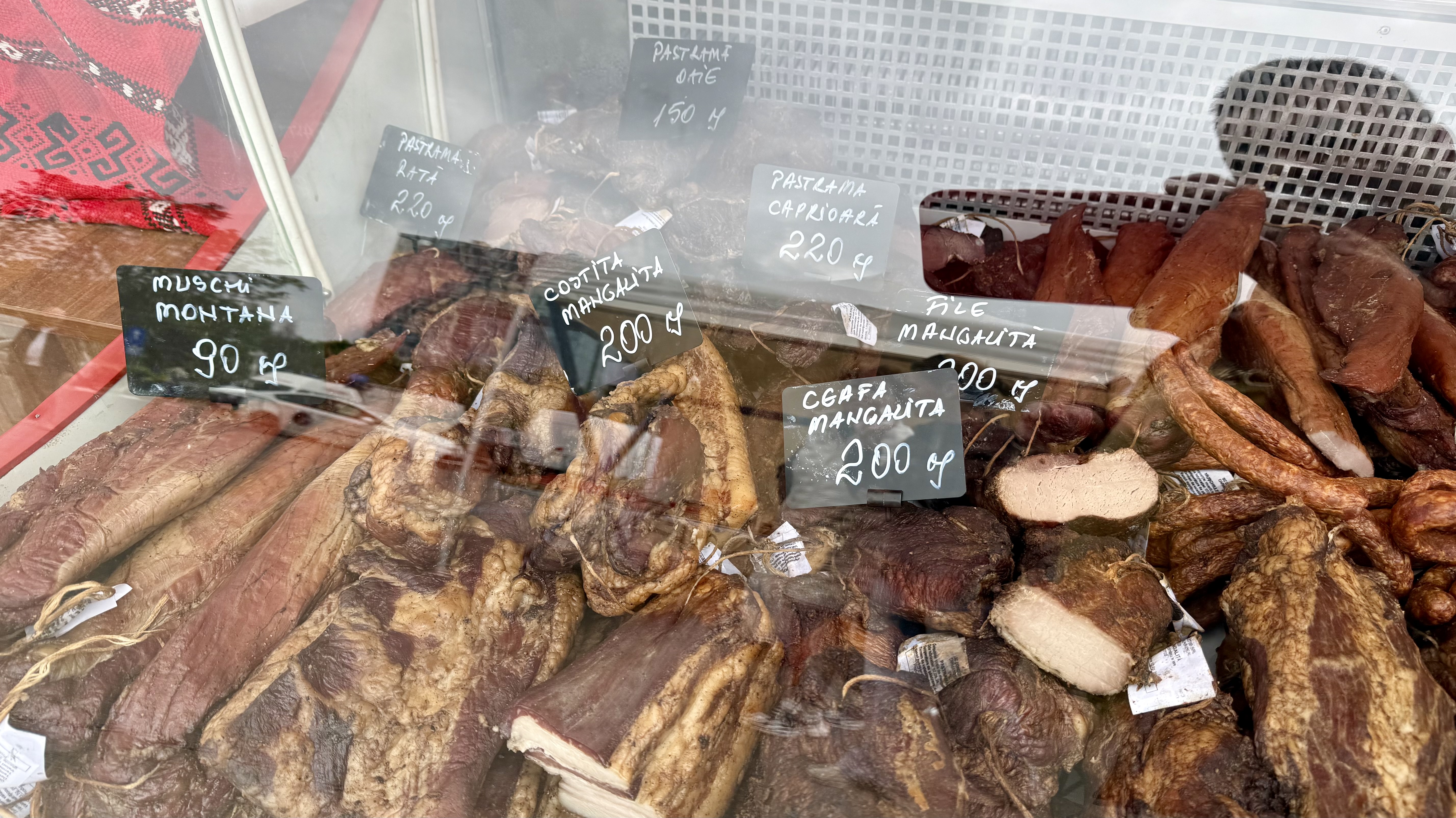 „Sigur și Gustos”, dar te ține buzunarul? Am fost la târgul de la Casa Presei unde pastrama costă 220 de lei/kg