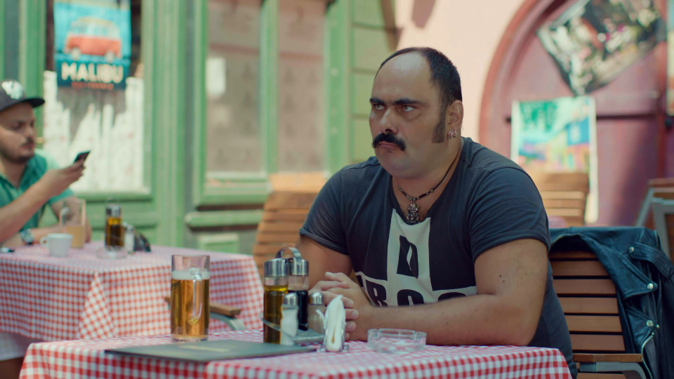 La proba pentru rolul Ariciu’, din Liber ca pasărea cerului, actorul Adrian Anghel  i-a rupt regizorului un scaun de epocă | FOTO
