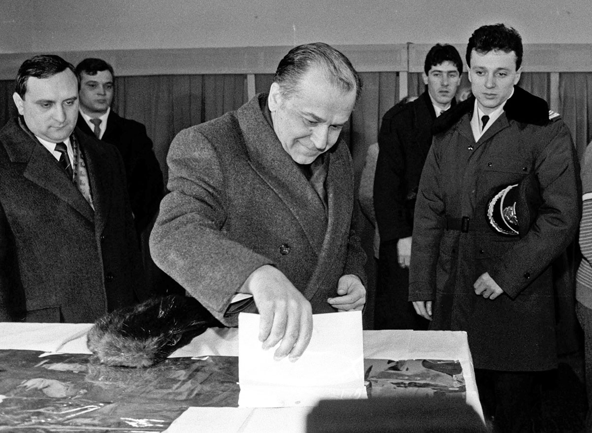 Imagini de la ultimele apariții ale lui Ion Iliescu. Cum arăta în 2022, când s-a întâlnit cu Ionuț Vulpescu, ultimul lui consilier prezidențial