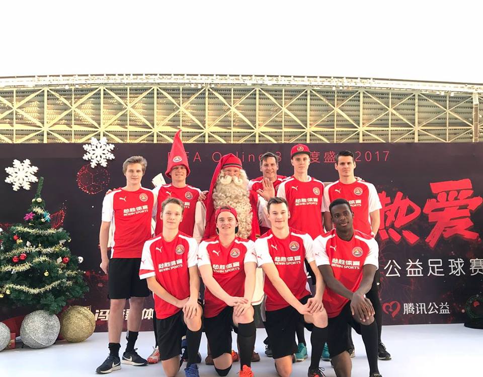 FOTO&VIDEO / Istoria echipei de fotbal a lui Moș Crăciun. De la faliment, la chinezi și la fotbal feminin! Cine e românul care ar fi putut ajunge la ei
