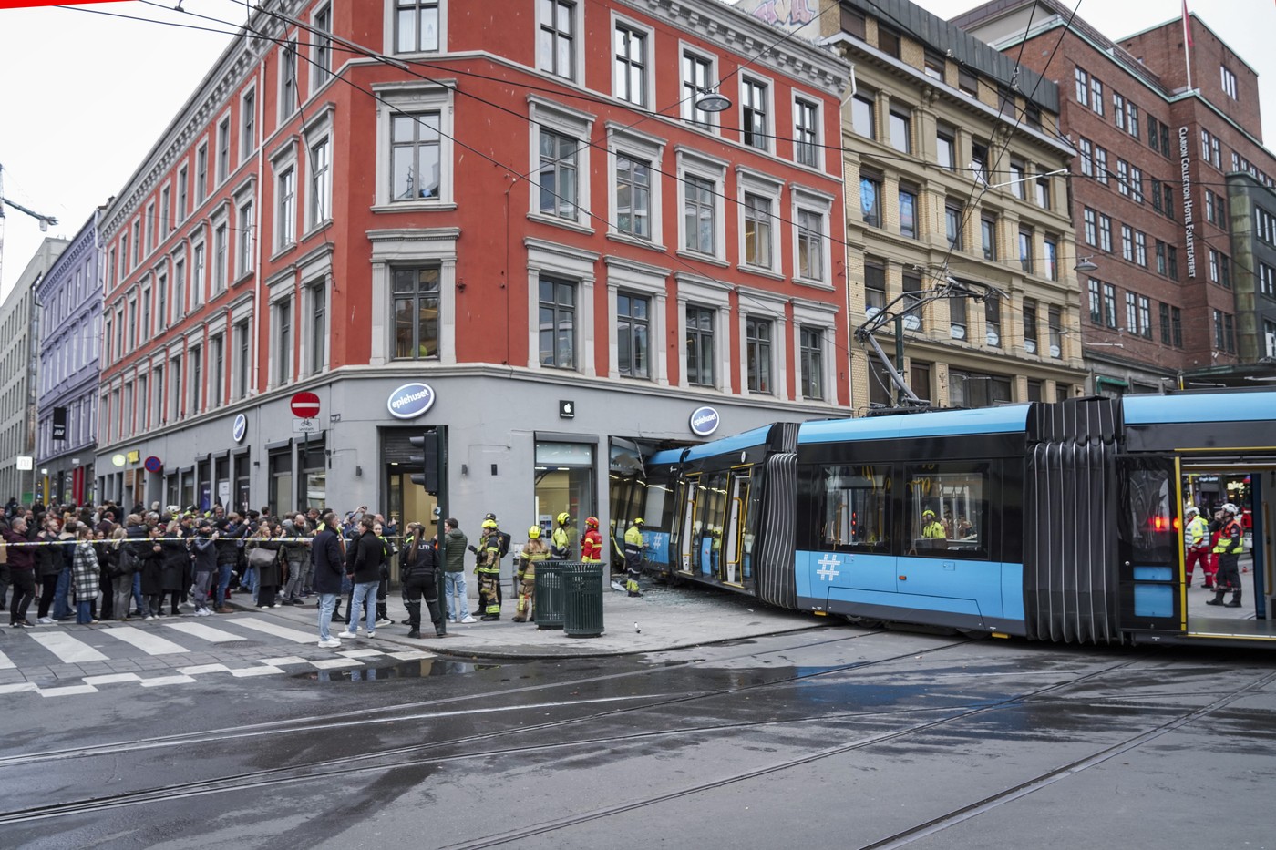 Un tramvai a deraiat la Oslo şi a intrat într-un magazin din centrul orașului. Patru oameni au fost răniți I VIDEO