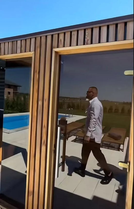 Imagini cu vila lui Marcel Andrei de la „Insula Iubirii”. Casa are trei dormitoare, dar și piscină și jacuzzi