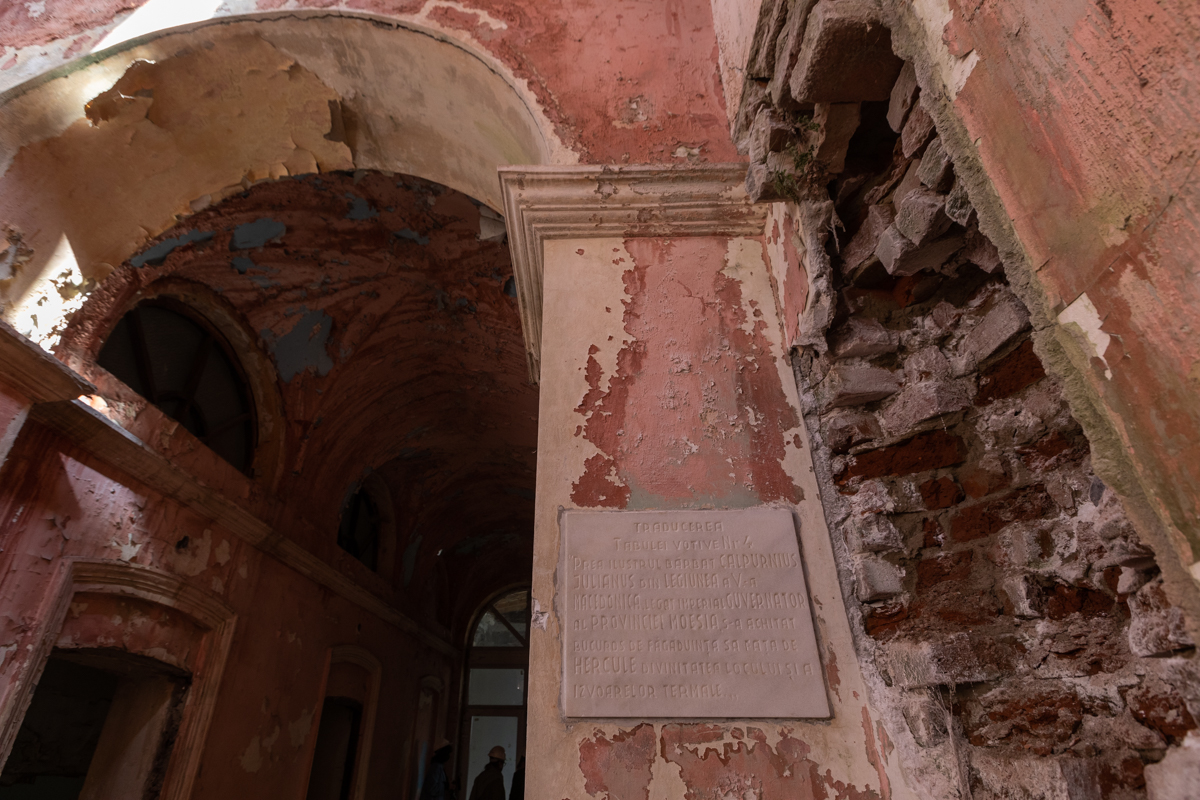 Cum au dispărut ornamentele din Baia Neptun de la Herculane, pe care un grup de tineri încearcă să o salveze. „Dacă te uiți prin oraș, o să le vezi montate pe case, pe balcoane”