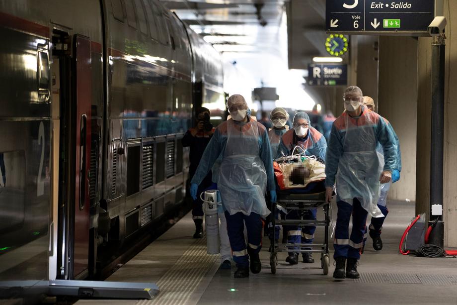 Franţa a transformat trenuri de mare viteză în ambulanţe. Cum arată acum vagoanele TGV-urilor