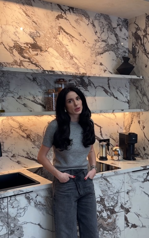 Imagini cu bucătăria Ioanei Grama, care se transformă într-un singur dulap: „Nu este o mobilă ieftină. Prețul diferă în funcție de mărime, materiale”
