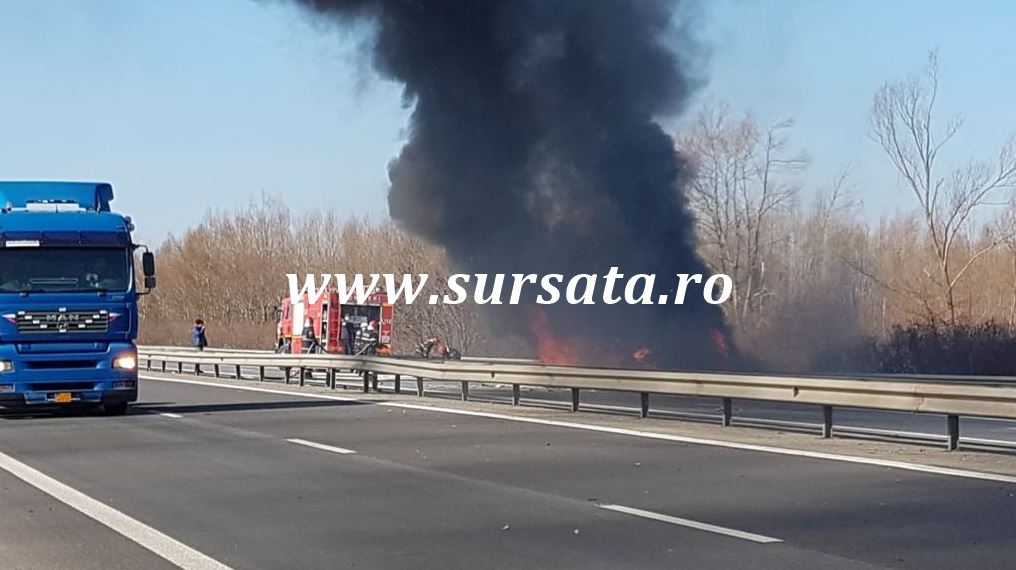 Incendiu pe A1, la kilometrul 26. Traficul a fost blocat spre Pitești, după ce o autoutilitară a luat foc la Bolintin-Deal