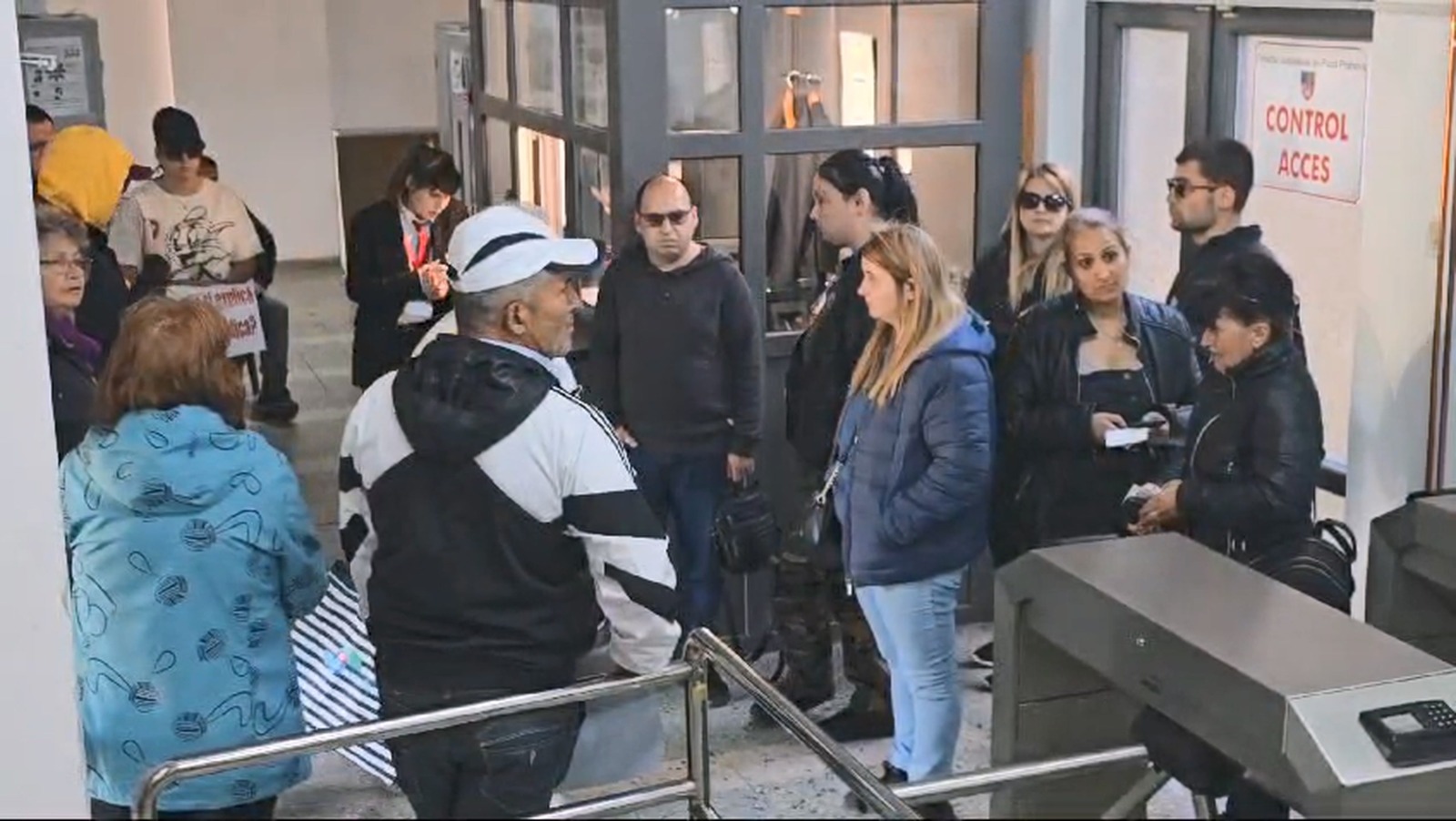 Protest la Biroul Electoral din Ploiești, după ce Iulian Dumitrescu, urmărit penal pentru mită, și-a depus candidatura la șefia CJ Prahova. Ce a decis PNL