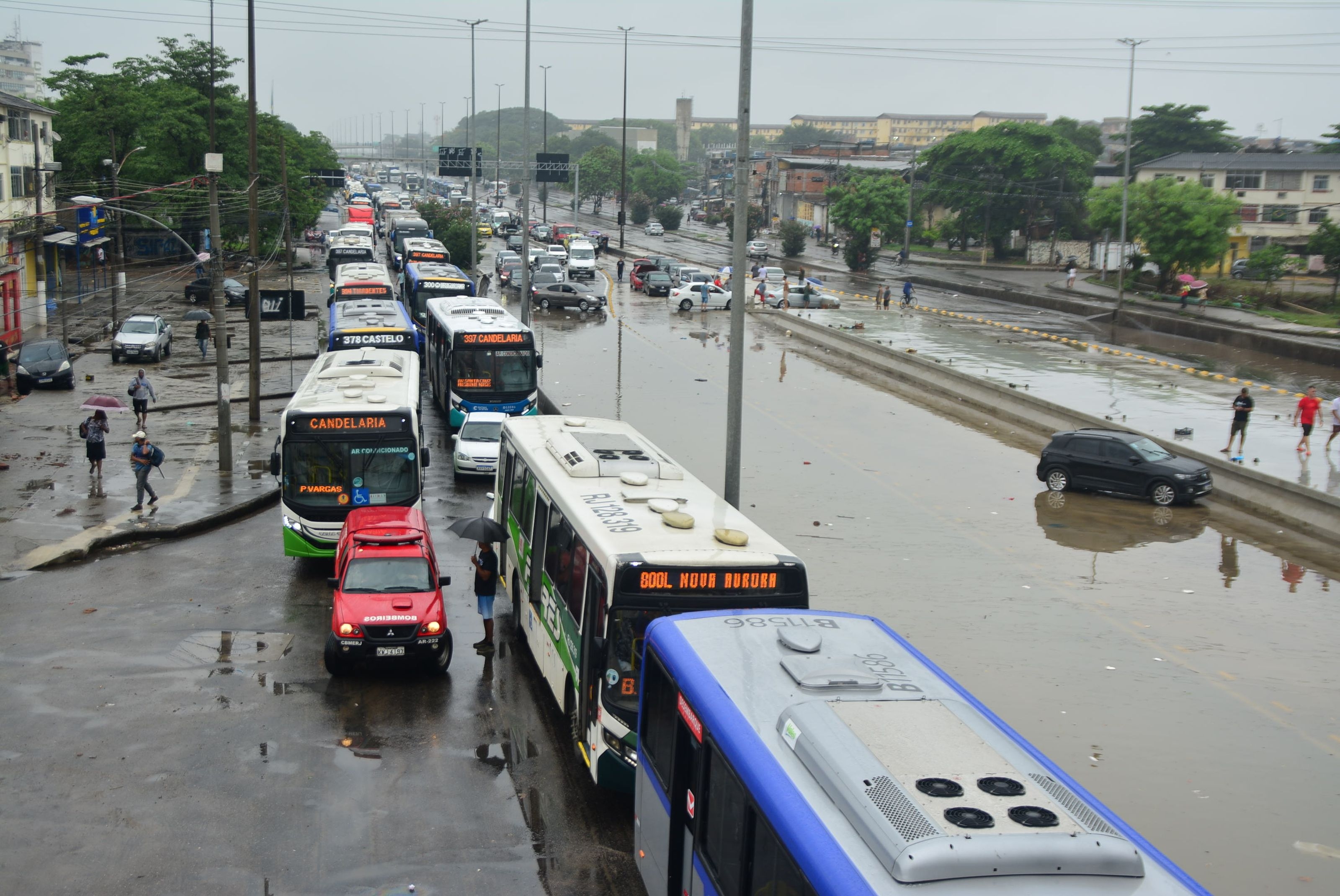 Norma, o pensionară din Rio de Janeiro, a rămas în casă, deși apa ajunsese la un metru înălțime: „Nu-mi las agoniseala de-o viață”. 12 oameni au murit în urma inundațiilor