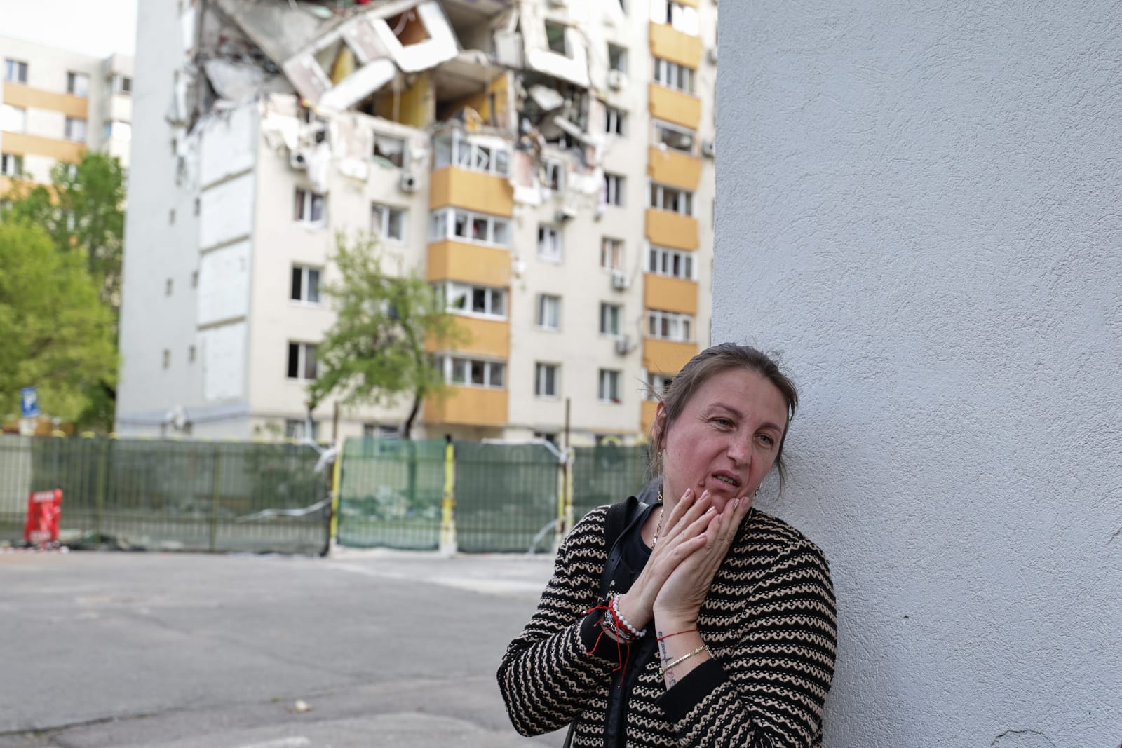 Locatarii blocului care a explodat în Rahova acum 6 luni sunt disperați: „Nimeni nu ne ajută. Venim ca proștii pe aici, ne uităm și plecăm”