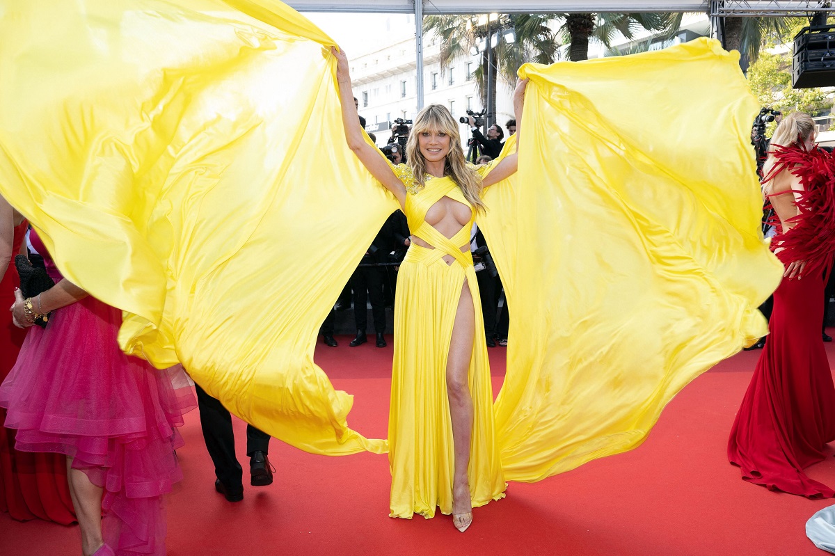 Heidi Klum, accident vestimentar la Cannes 2023. Rochia galbenă de divă i-a lăsat formele la vedere
