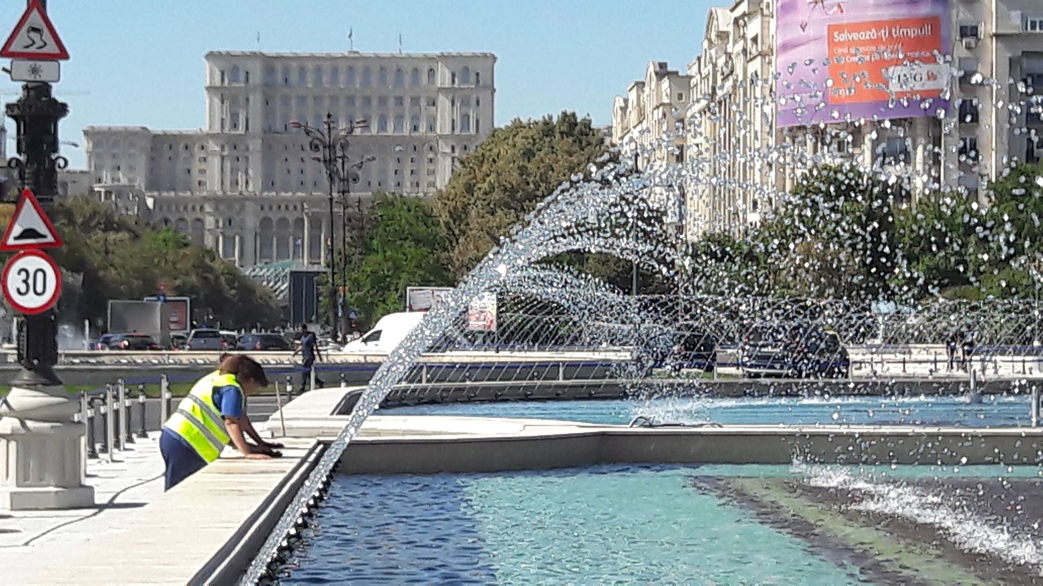 FOTO | Fântânile din Piața Unirii, redeschise joi. Mai mulți protestatari au venit la eveniment. Ce mesaje au afișat