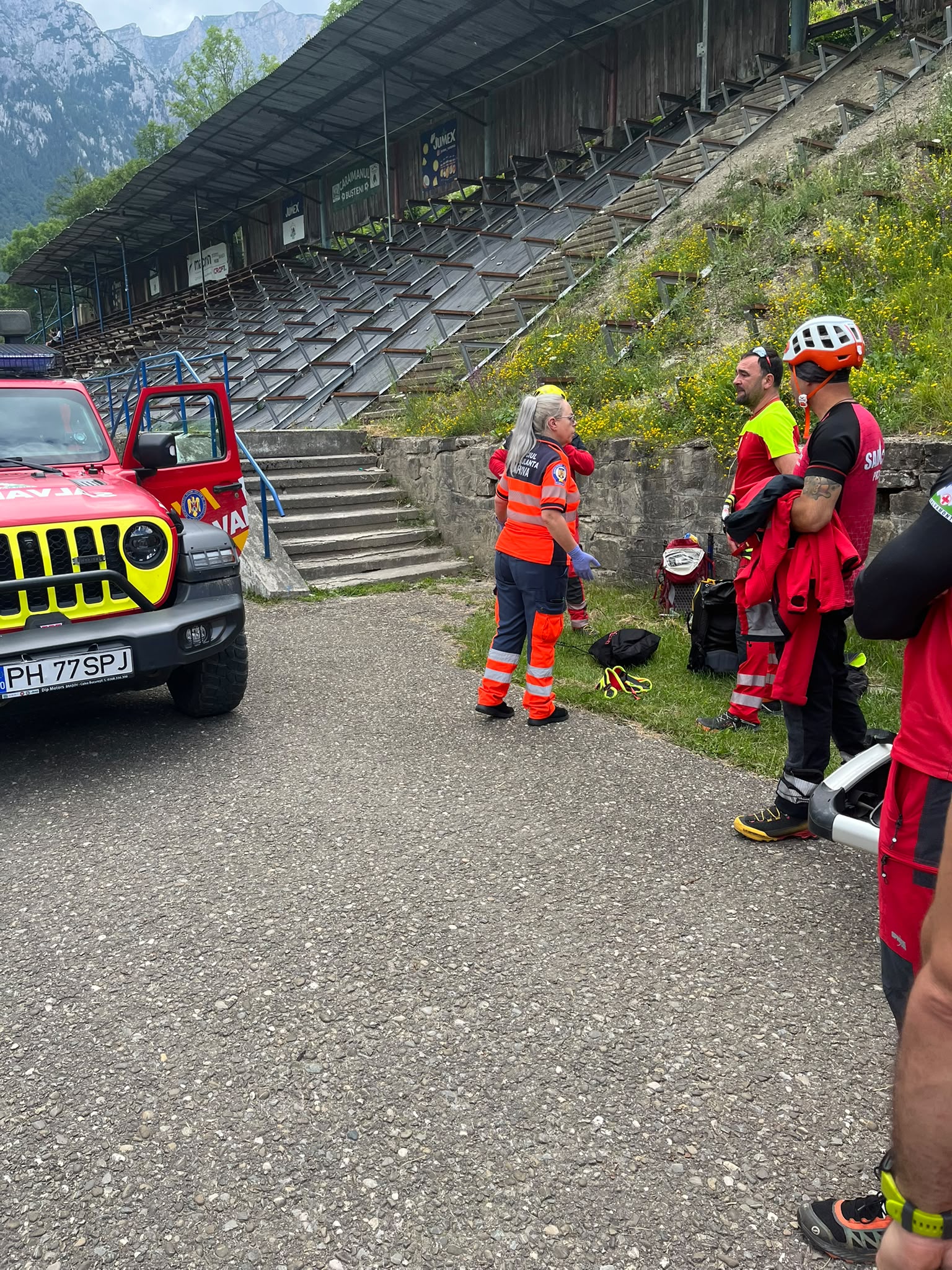 4 alpiniști s-au prăbușit în zona Valea Albișoarei, din Bușteni: unul dintre ei a murit, a intervenit elicopterul SMURD
