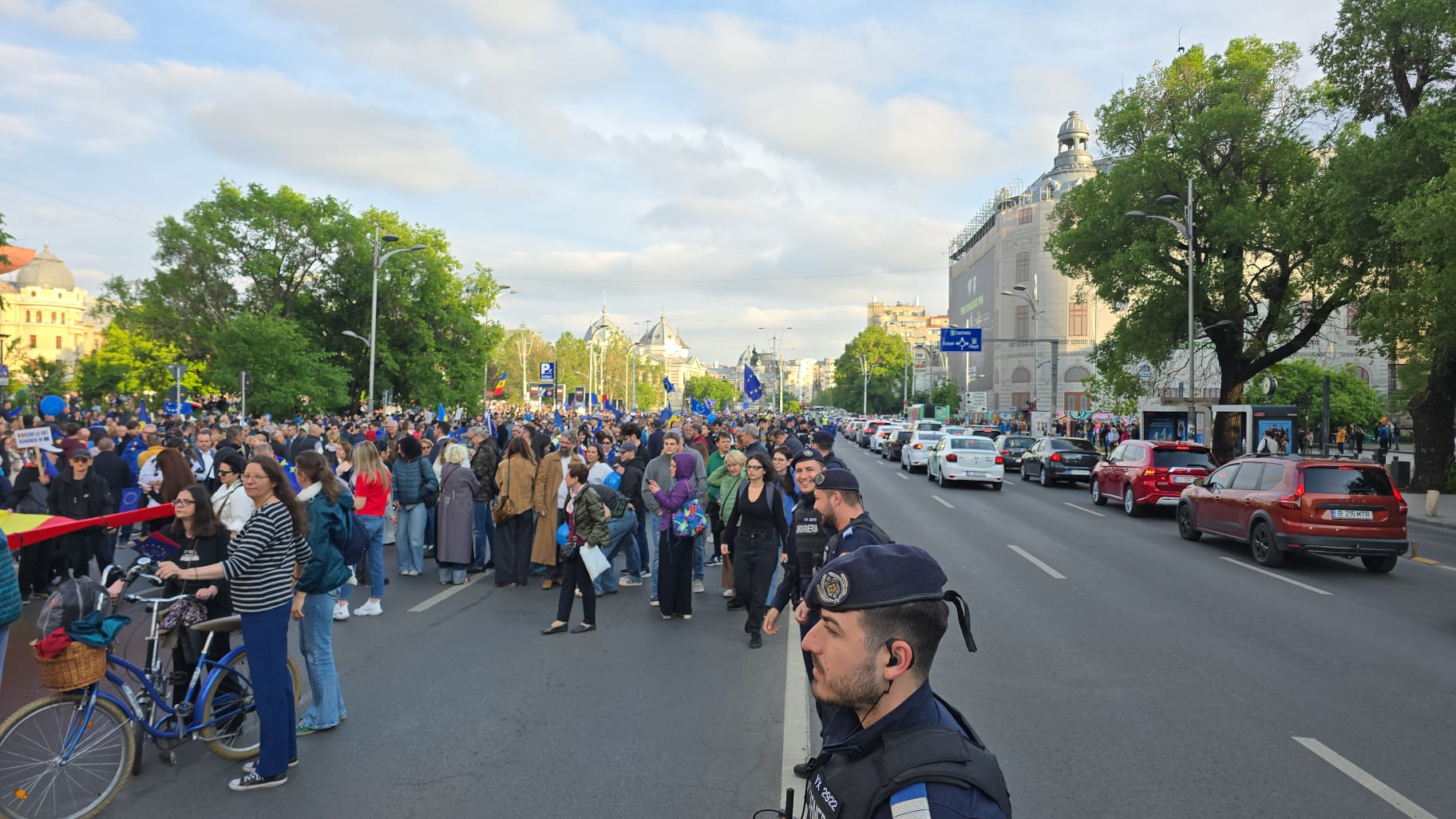 Miting pro Europa în București de Ziua Europei pentru susținerea apartenenţei la UE. Lumea a cântat „Imnul golanilor” și „Insieme”. Câți oameni au fost