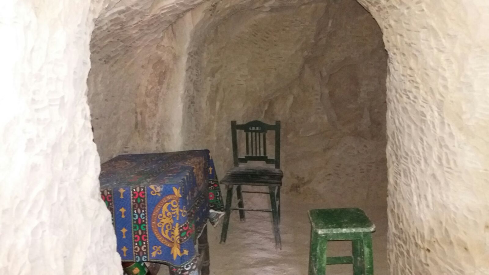 FOTO/ Un prahovean și-a săpat casă într-o stâncă. Cum arată „locuința”