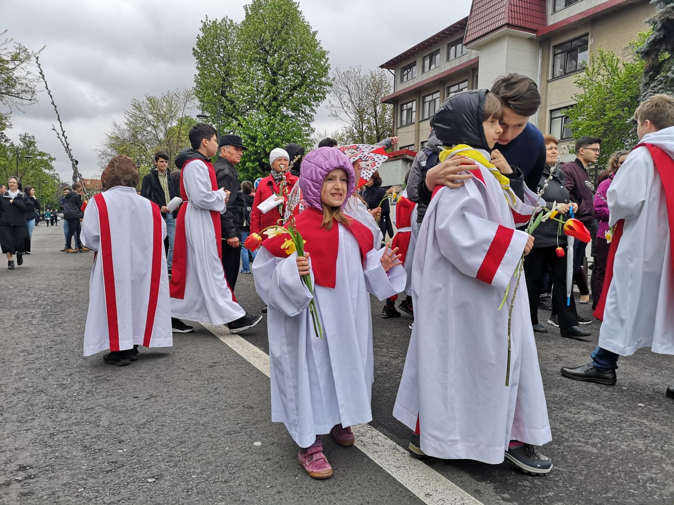 FOTO & VIDEO / Catolicii sărbătoresc azi Floriile. Procesiunea de pe străzile Capitalei s-a desfășurat pe ploaie
