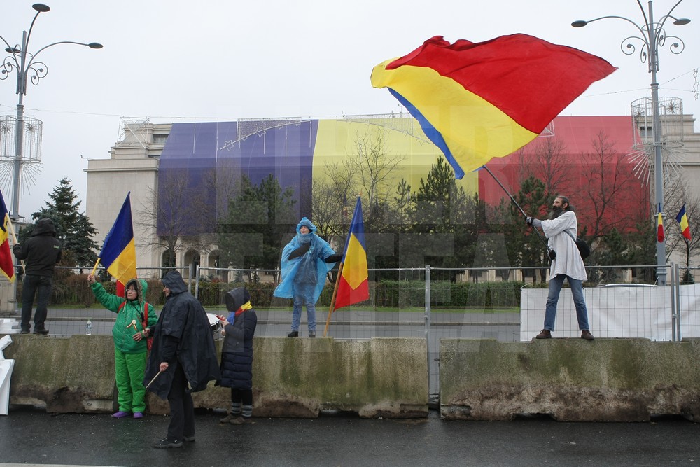 UPDATE. Protest și incidente în Piața Victoriei. Anchetă MAI după împiedicarea organizării târgului de Crăciun/ FOTO