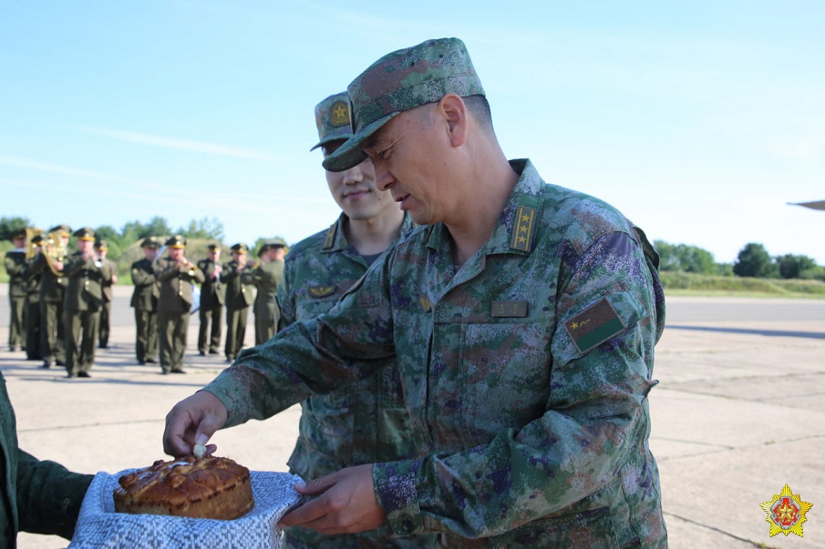 Sute de soldați chinezi au aterizat în Belarus și au fost primiți cu pâine și sare: „Antrenamente antiteroriste!”