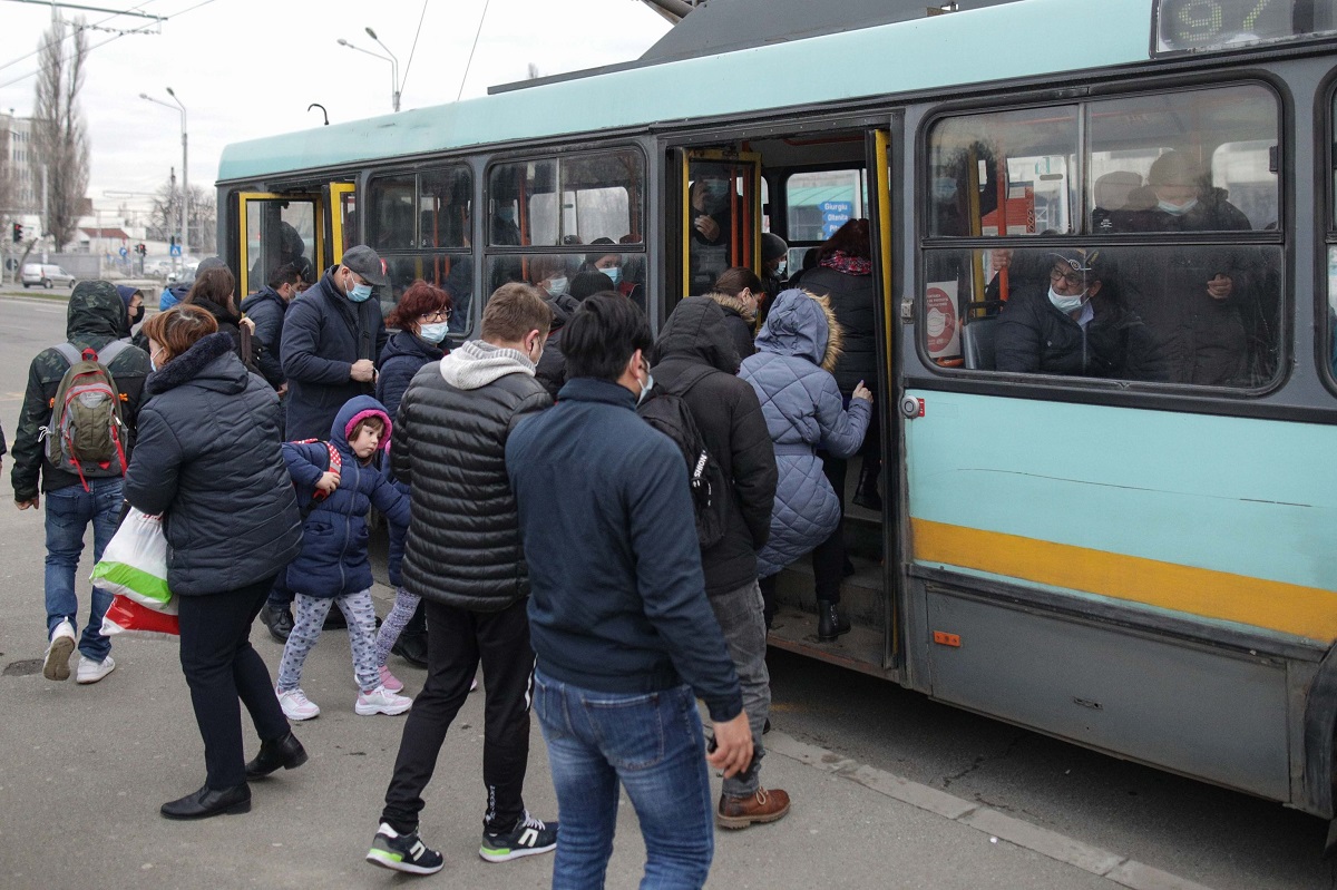 Imagini din Bucureștiul fără metrou. Mii de oameni s-au înghesuit în tramvaie, autobuze și troleibuze, traficul a fost infernal în Capitală
