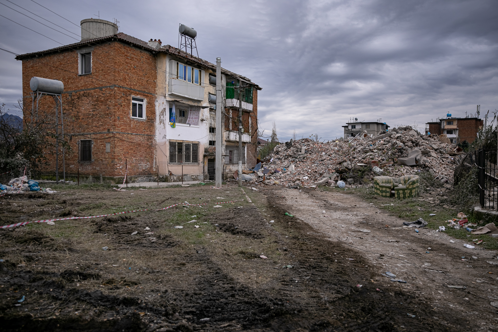 Thumanë, satul din Albania care va fi ras de pe fața pământului. Autoritățile au decis să dărâme toate clădirile rămase în picioare după cutremur