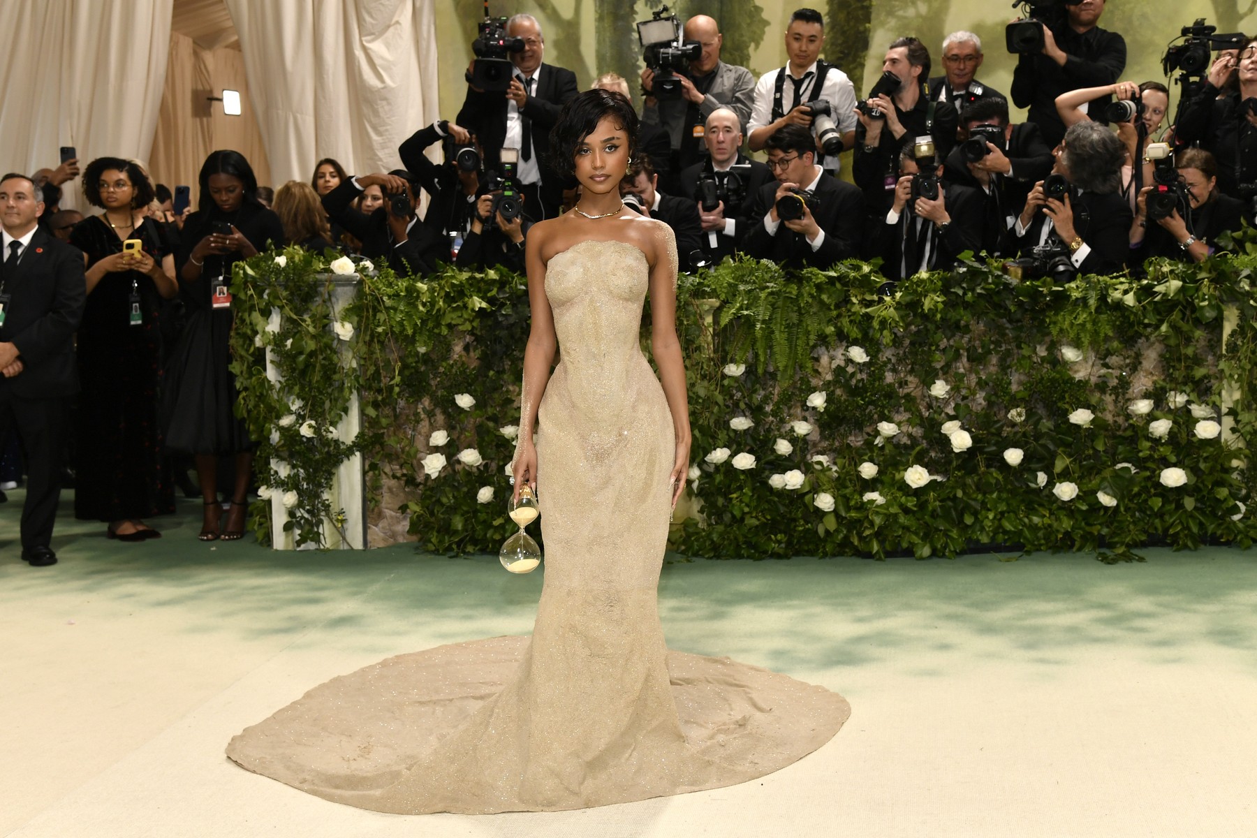 Rochia acoperită în totalitate de nisip purtată de Tyla la Met Gala 2024. Ținuta a împiedicat-o să meargă, iar cinci bărbați au purtat-o pe brațe