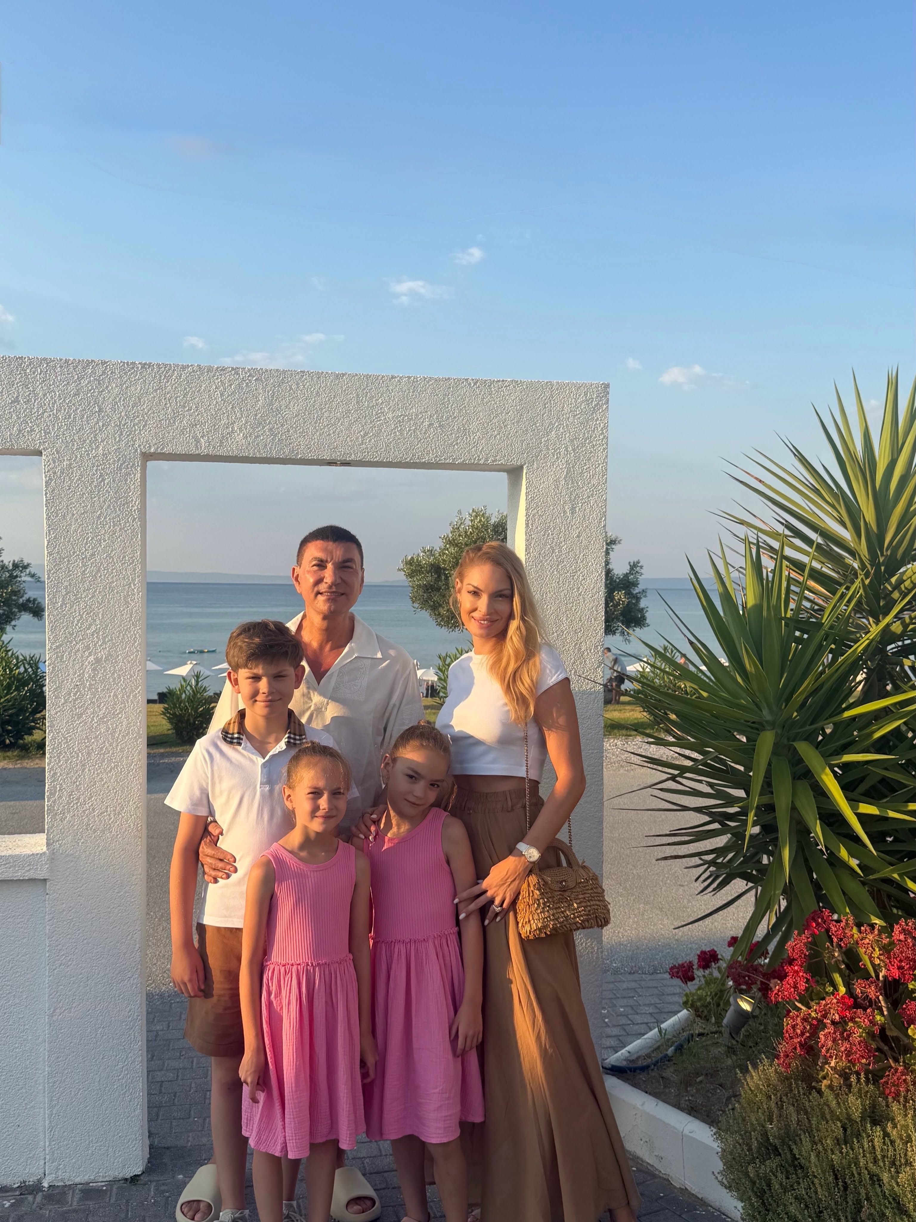 Cum au apărut Valentina Pelinel și Cristi Borcea, alături de copiii lor, în vacanța din Grecia. „Tot ce contează cu adevărat”