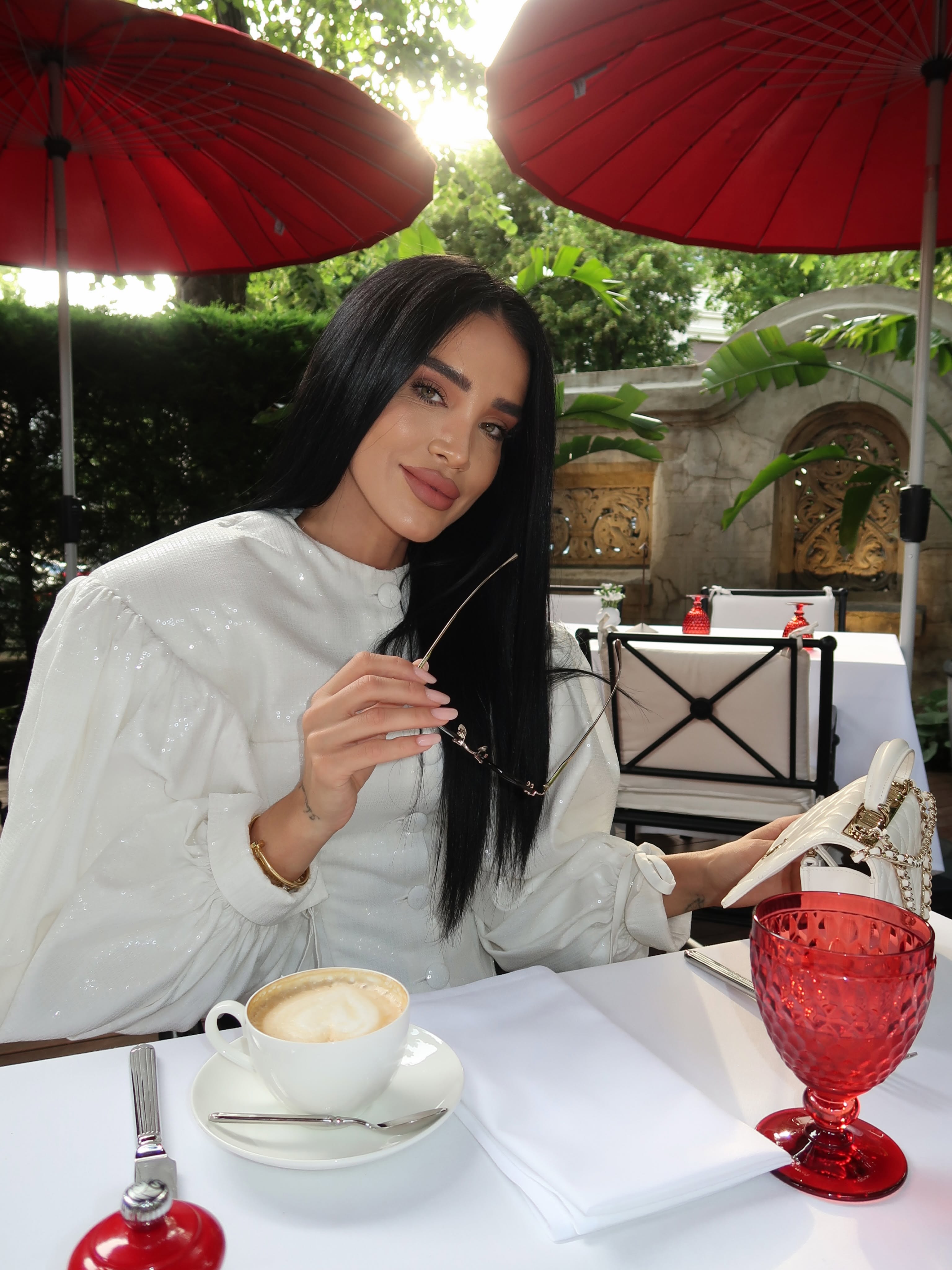Adelina Pestrițu a rămas fără contul de Instagram. Câți bani face vedeta din social media